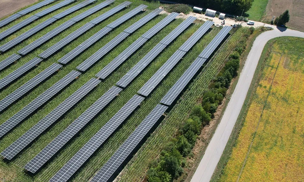 EWS Sonnenfeld Pellendorf als Hybridpark mit dem Windpark Gugelberg