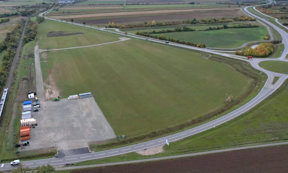 Ein ÖBB Zug fährt entlang der Agri-PV Baustelle bei Donnerstkirchen