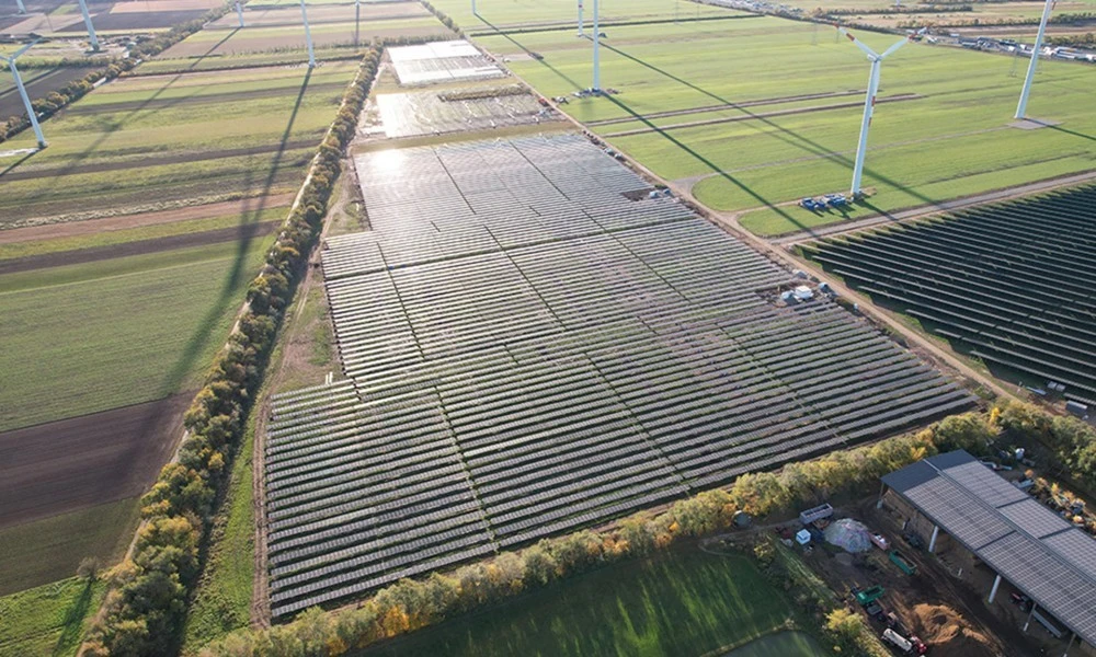 Hybridpark Parndorf aus Windpark und Sonnenfeld Agri-PV 