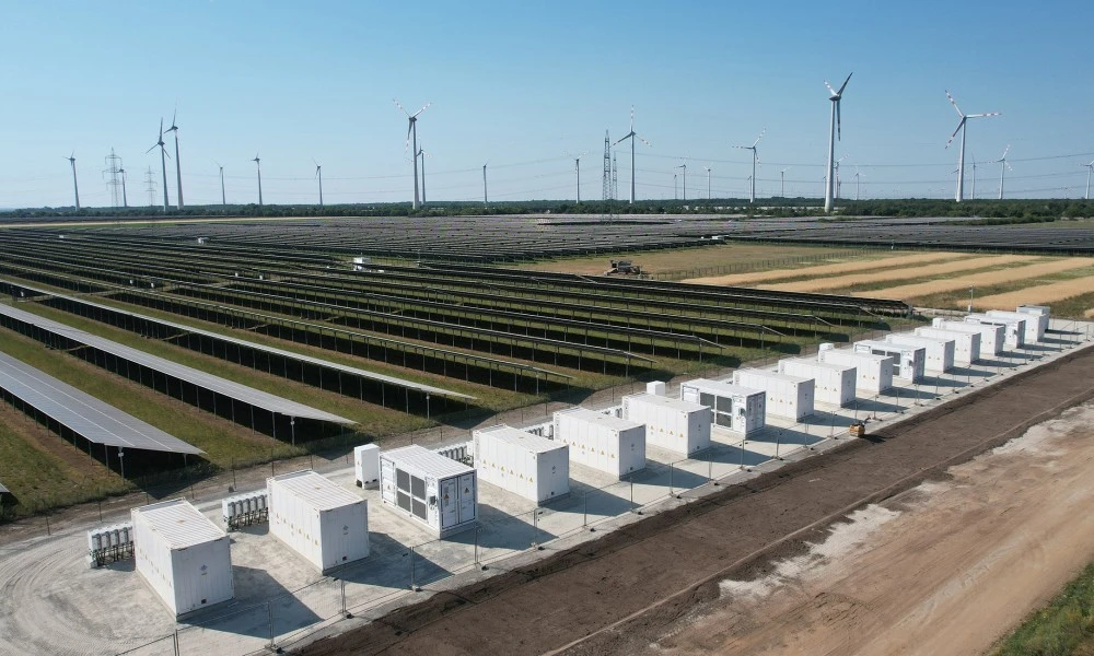 BESS Nickelsdorf II im Superhybridpark aus Wind- und Sonnenenergie