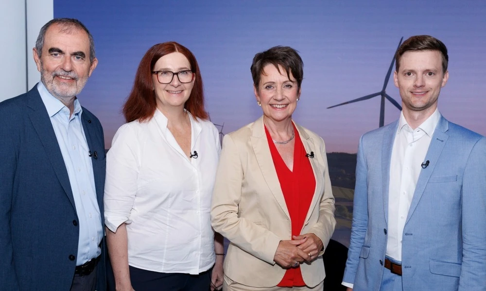 Im Gespräch über Österreichs Zukunft zwischen Energiewende und Sicherheit, v.l.n.r.: Josef Plank (IG Windkraft), Sigrid Stagl (WU Wien), Sabine Herlitschka (Infineon Austria), Michael Zinkanell-Süss (AIES), Foto: Die Presse 