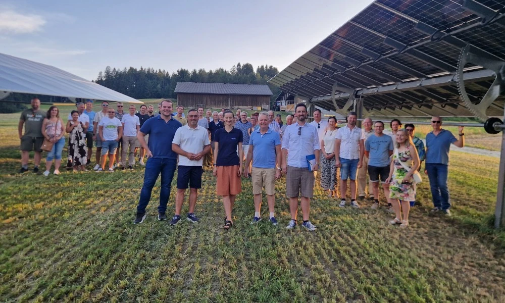 Wirtschaftsbund Braunau besucht die Agri-PV Anlage in Höhnhart. Im Vordergrund v.l.n.r. WB-Bezirksobmann Martin Feichtinger, LAbg. Klaus Mühlbacher, Alina Mirwald (EWS), Bgm. Erich Priewasser, Fabian Neubacher (EWS)