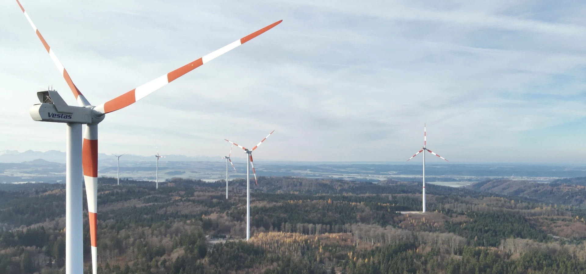 Sechs Windenergieanlagen im Windpark Munderfing