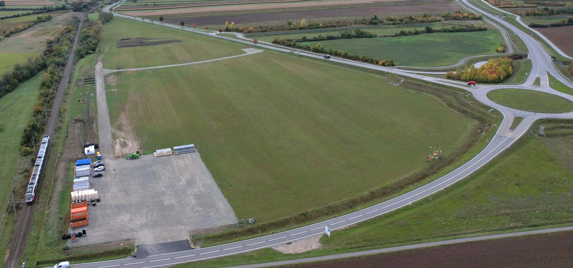 Ein ÖBB Zug fährt entlang der Agri-PV Baustelle bei Donnerstkirchen