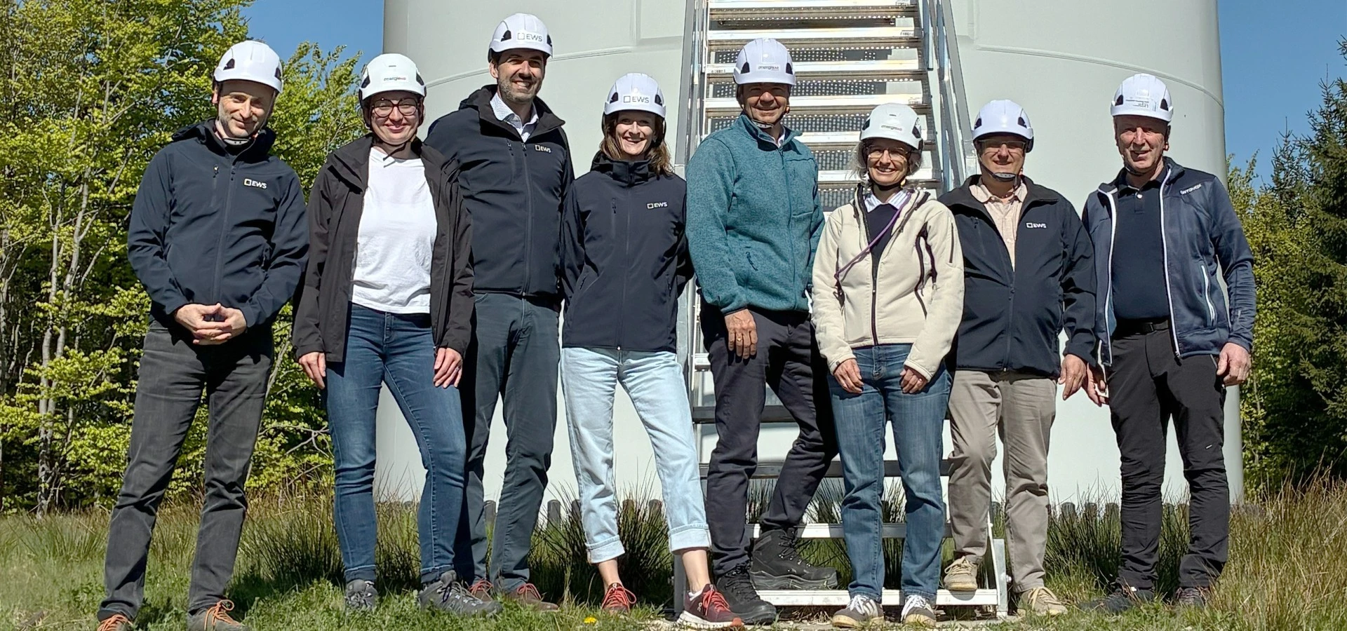 EWS und Energie AG vorm Windrad 1