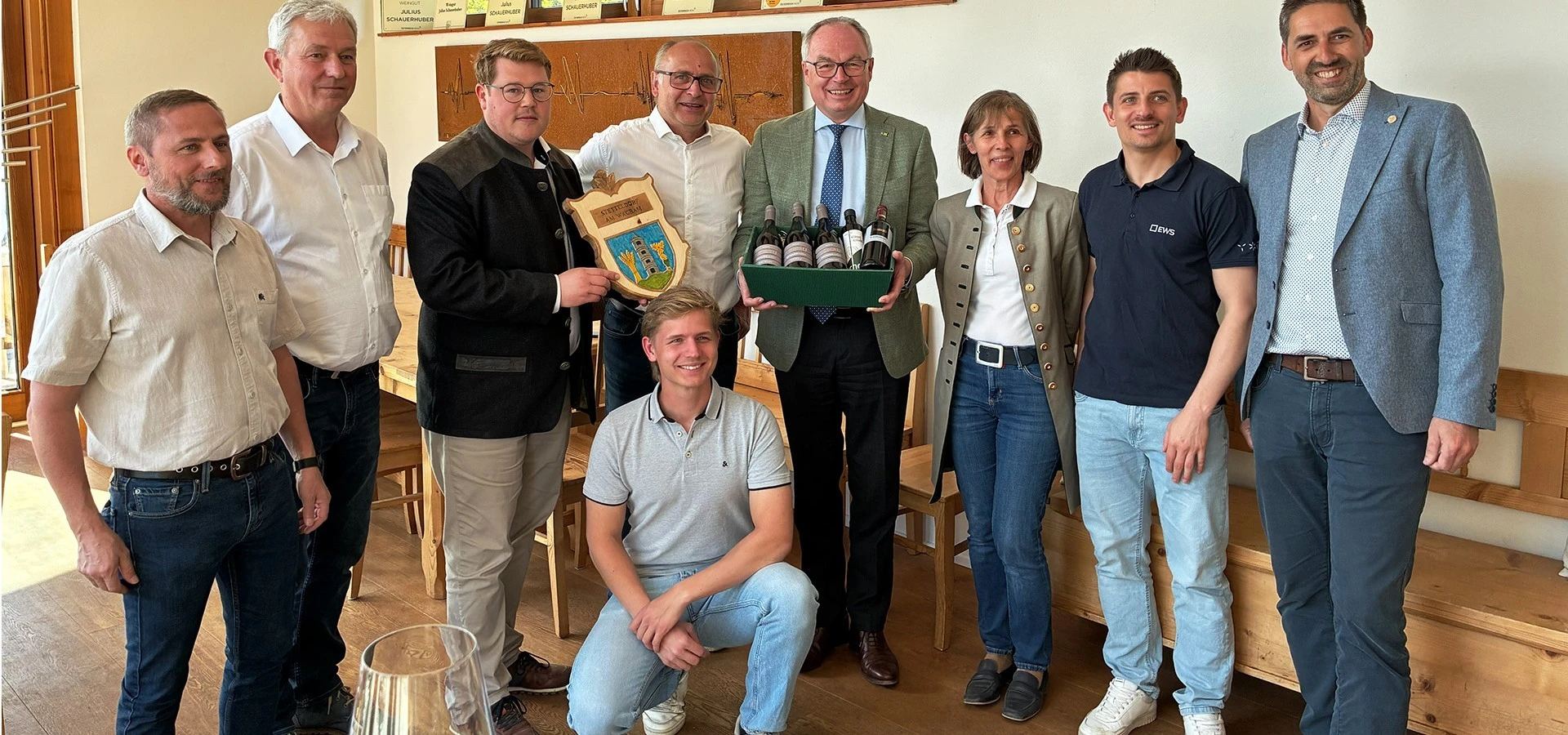 v.l.n.r.: Gemeinderäte Trabauer und Pegler, Bürgermeister Gold, Familie Schauerhuber um LH-Stv. Pernkopf und Wolfgang Neuhofer.