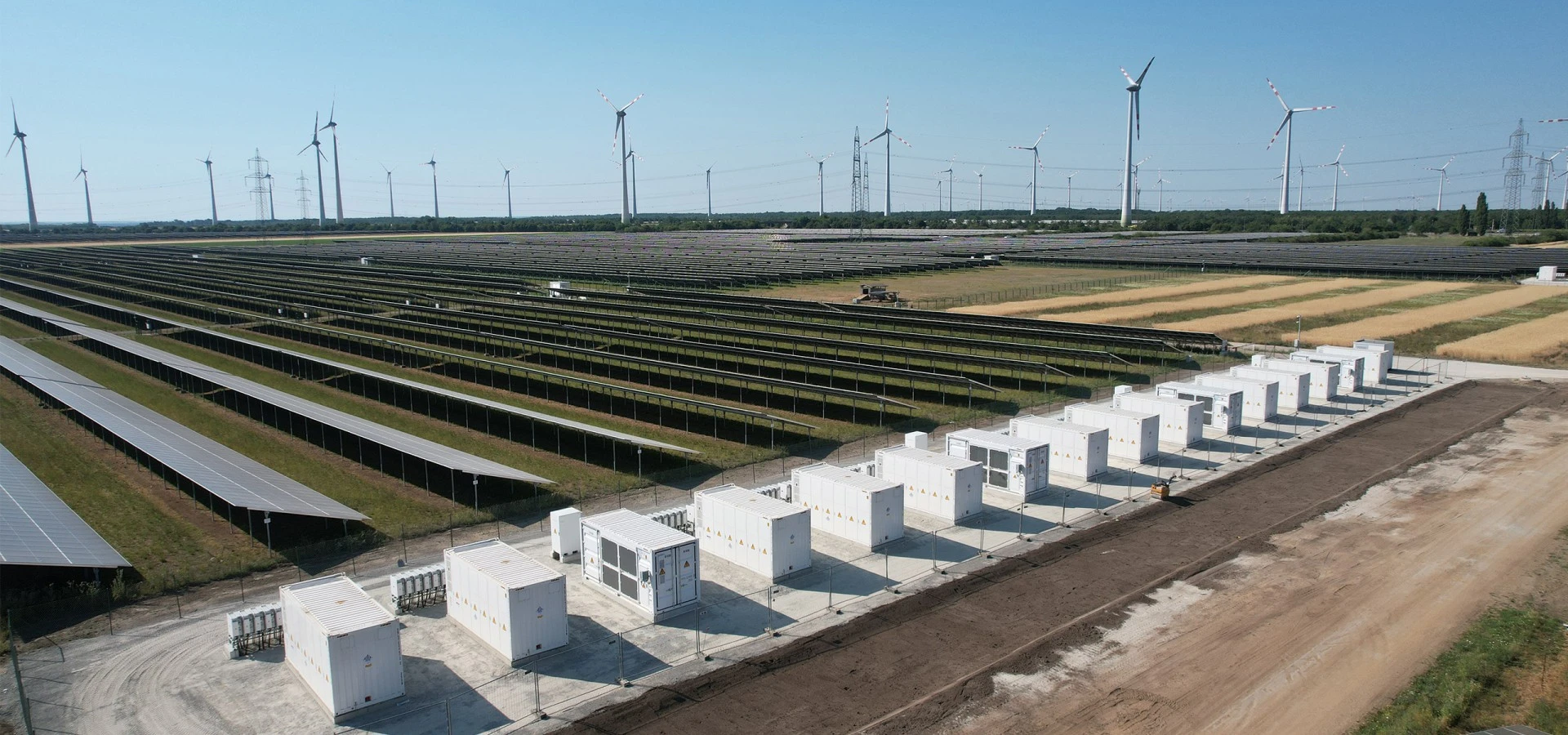 BESS Nickelsdorf II im Superhybridpark aus Wind- und Sonnenenergie BESS Nickelsdorf II im Superhybridpark aus Wind- und Sonnenenergie