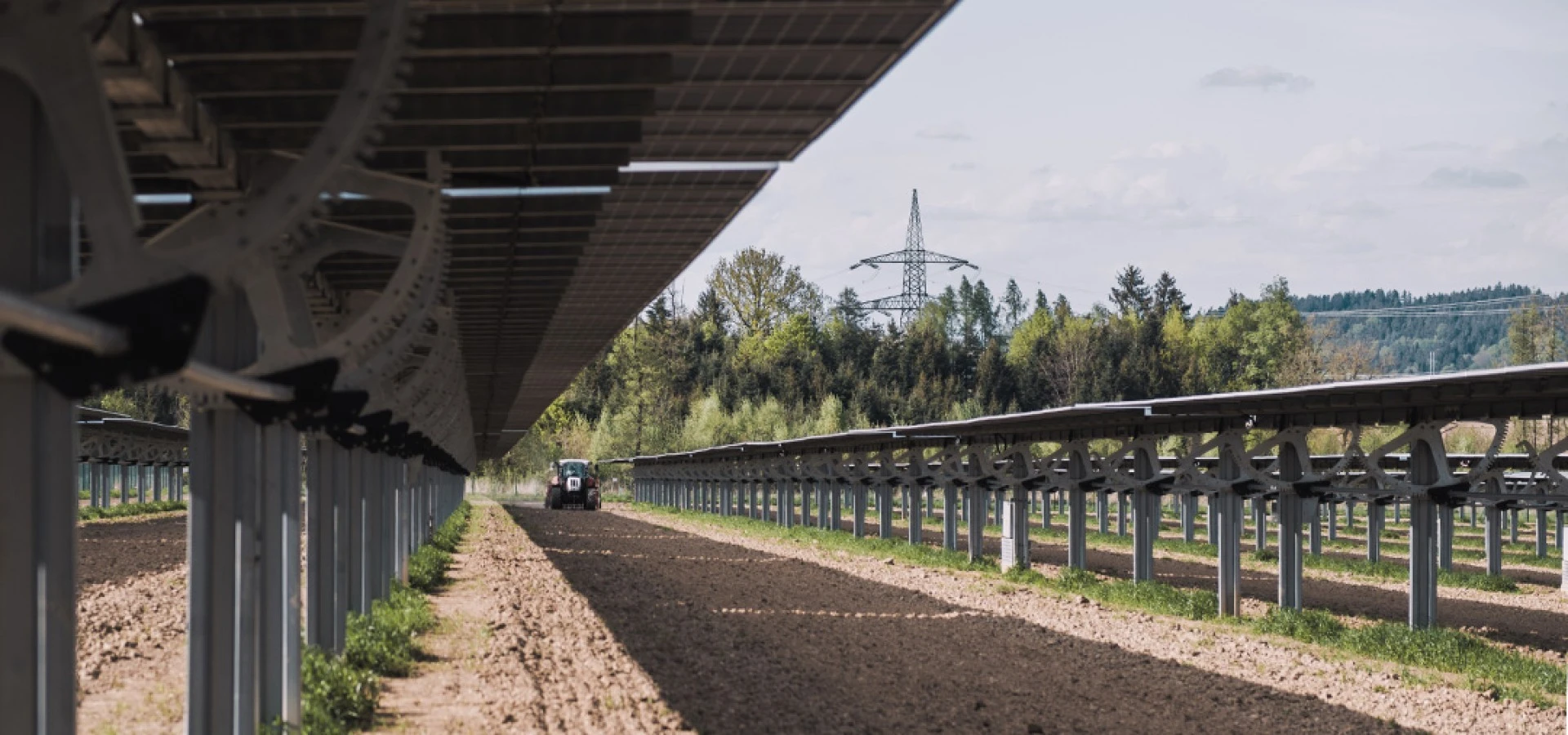 Horizontal gestellte Modultische am EWS Sonnenfeld®