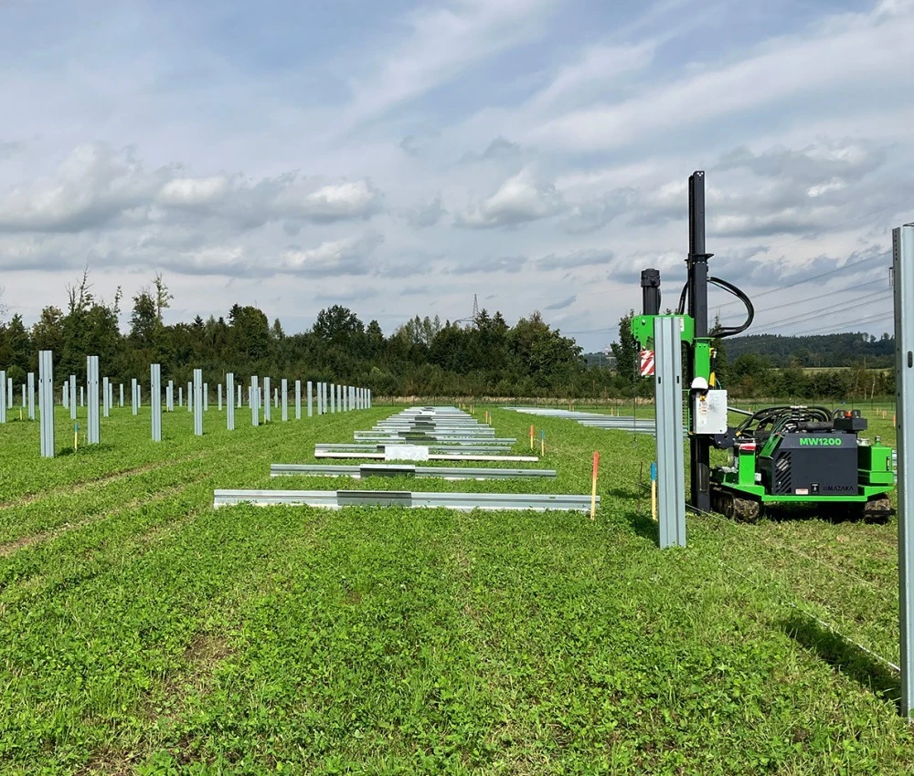 2024: Pfähle werden gerammt, Böden nicht versiegelt.