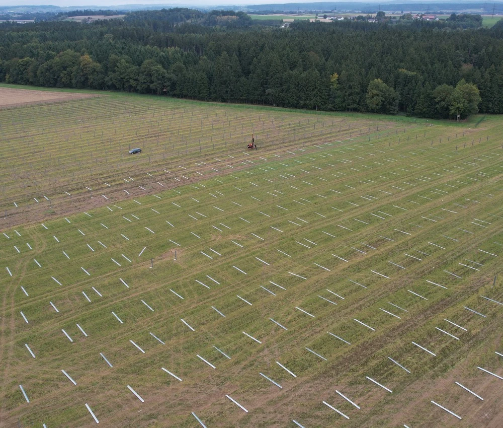 Das Rammen der Pfähle zur Befestigung der PV-Module schreitet voran.
