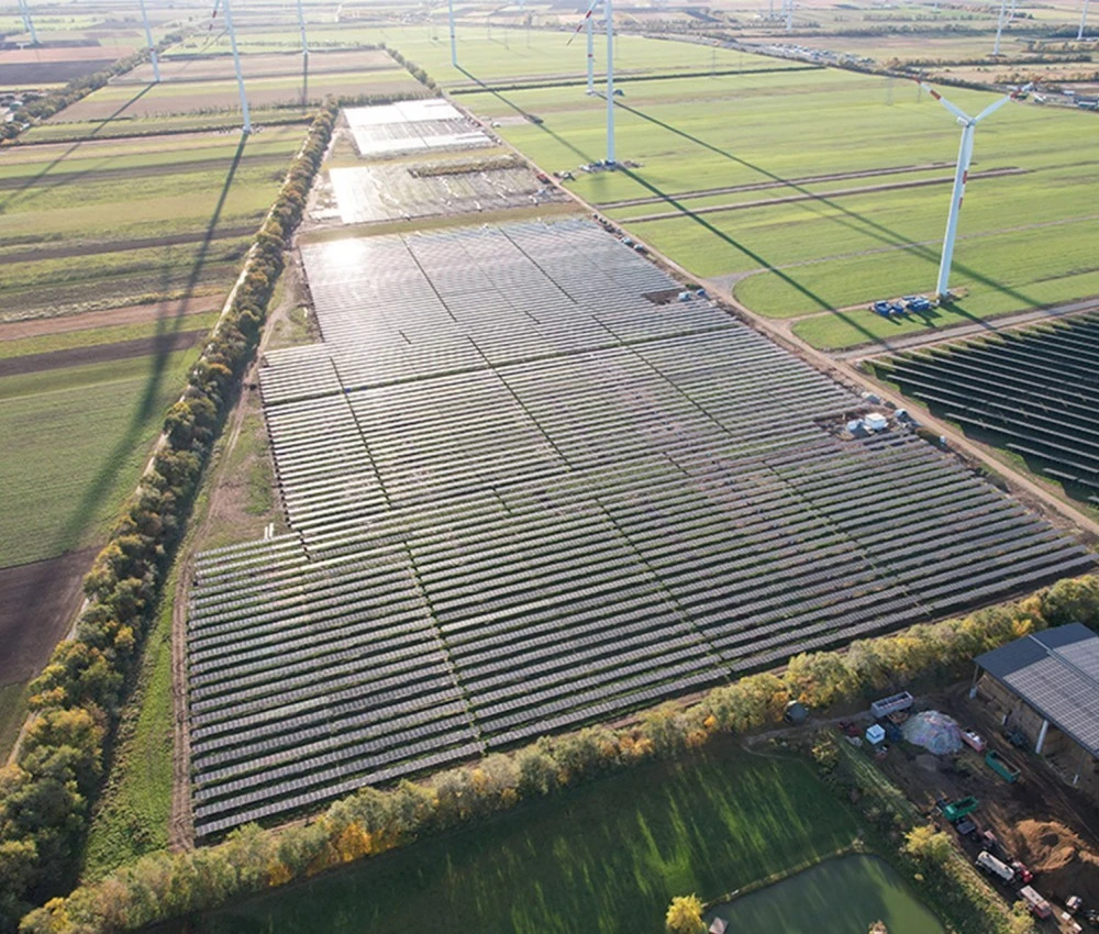 Hybridpark Parndorf aus Windpark und Sonnenfeld Agri-PV Hybridpark Parndorf aus Windpark und Sonnenfeld Agri-PV