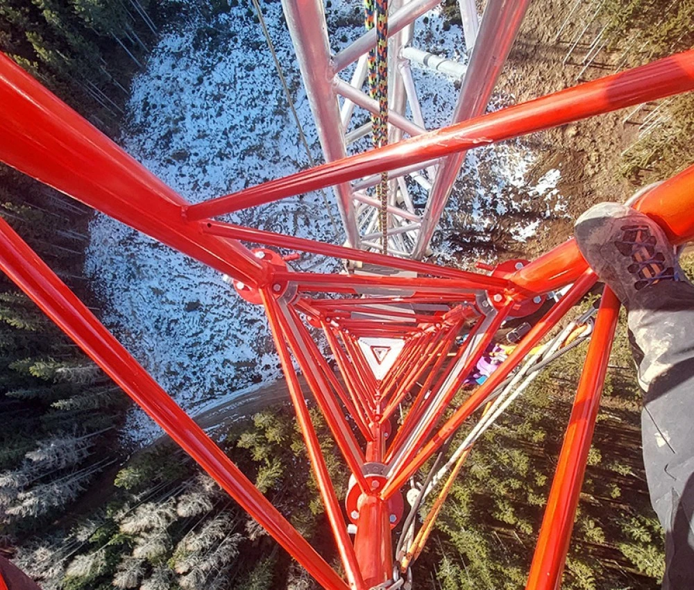 Montage Windmessmast am Gebirgsstandort