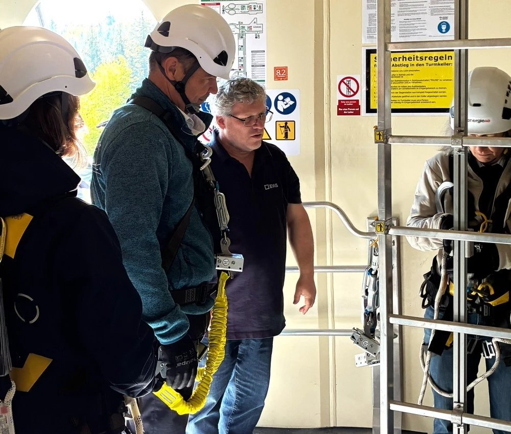 Sicherheitsunterweisung im Turm der Windenergieanlage