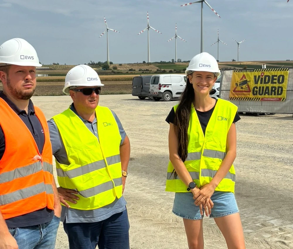 Rundgang mit EWS Baukoordinator Constantin Greger (links), daneben Gerhard Steindl und Alina Mirwald.